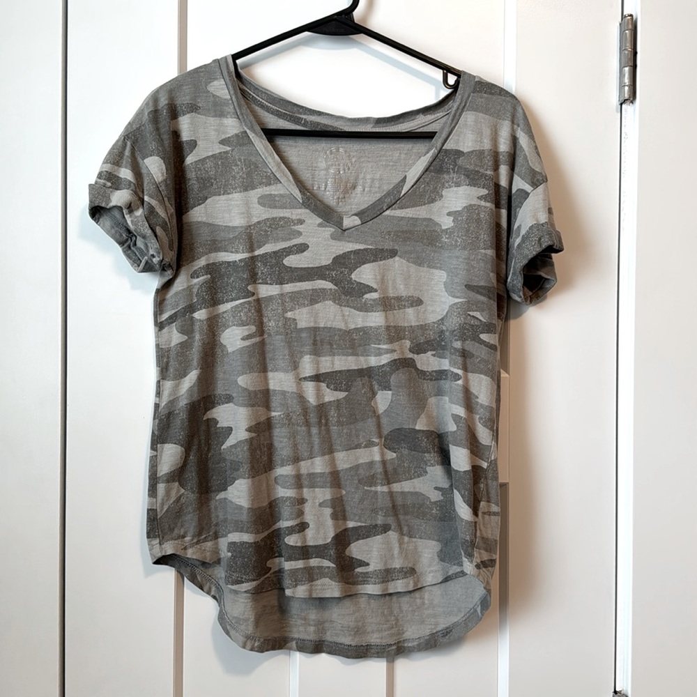 24/7 camo tee from Maurice’s. Good condition. Size XS